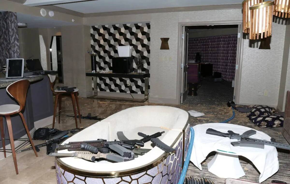 Armas en la suite del Mandalay Bay de Stephen Paddock tras el tiroteo masivo del 1º de octubre ...