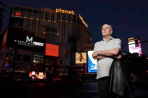 El reportero del Las Vegas Review-Journal Jeff German posa con el Planet Hollywood de fondo en ...