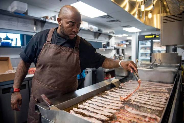 El chef Vincent Watts voltea el tocino en la parrilla de Street Burger el viernes 16 de septiem ...