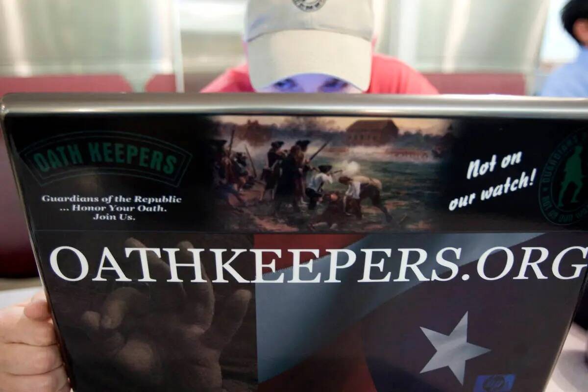 Un miembro de Oath Keepers del sur de Nevada que no quiso ser identificado trabaja en el sitio ...