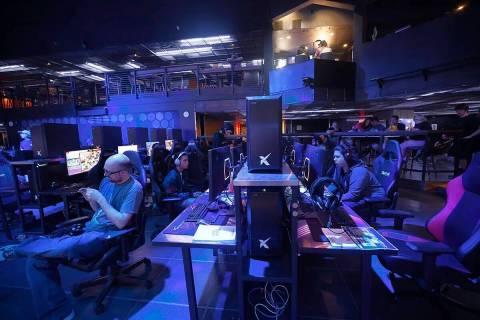 Un grupo de personas juega, el viernes 2 de septiembre de 2022, en HyperX Arena de Las Vegas. ( ...