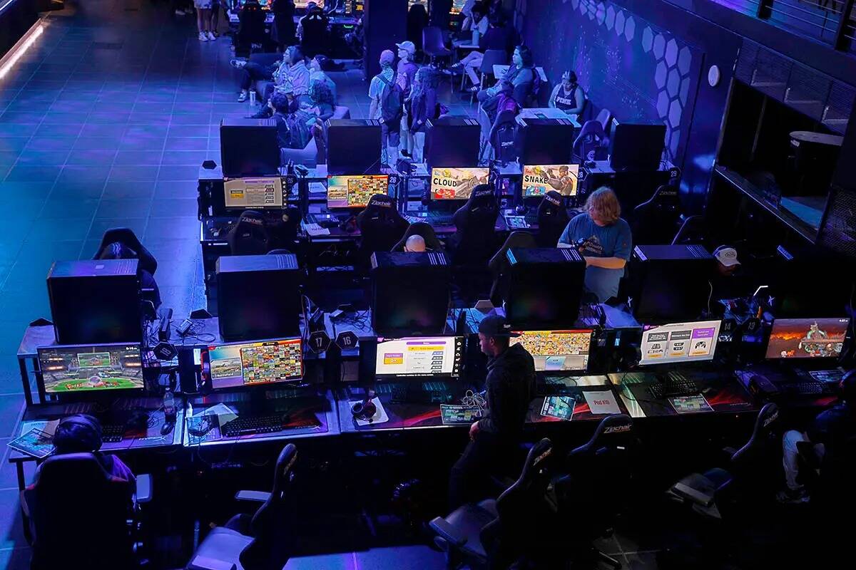 La gente juega, el viernes 2 de septiembre de 2022, en HyperX Arena de Las Vegas. (Chitose Suzu ...