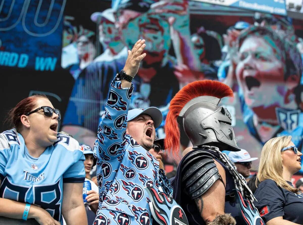 Los fans de los Titans durante un partido de fútbol americano de la NFL contra los Raiders el ...