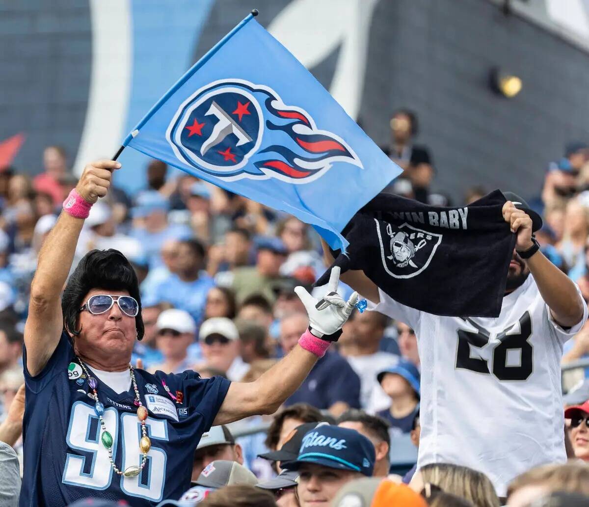Los fans de los Titans y los Raiders durante un partido de fútbol americano de la NFL el sába ...