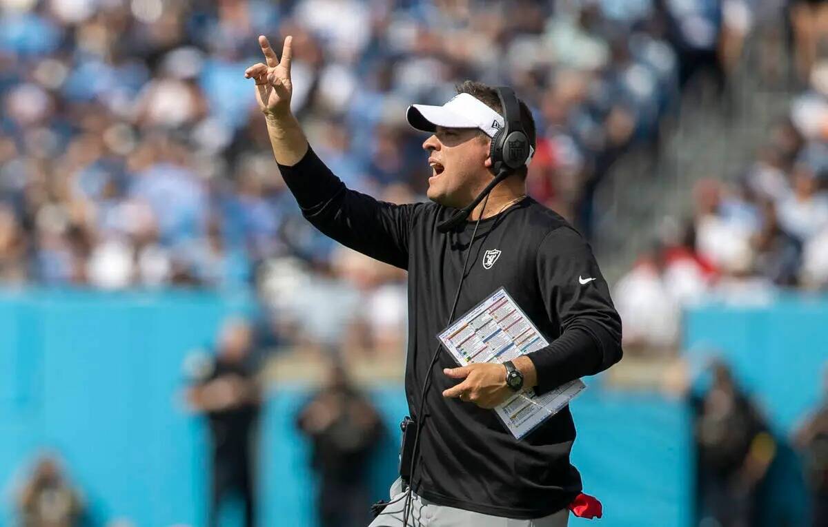 El entrenador de los Raiders, Josh McDaniels, levanta dos dedos mientras camina por el campo du ...