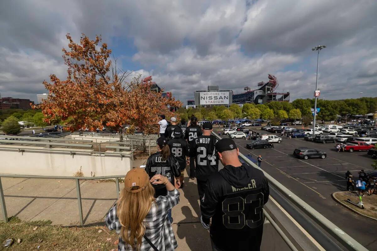 Fanáticos de los Raiders afuera del Nissan Stadium en Nashville, Tennessee, antes del inicio d ...
