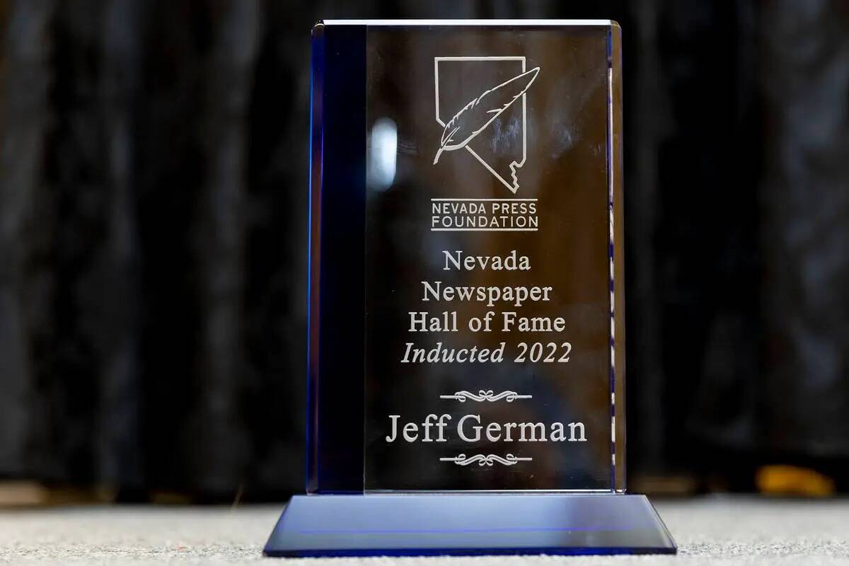 La placa de Jeff German en el Salón de la Fama de los Periódicos de Nevada se ve durante un a ...