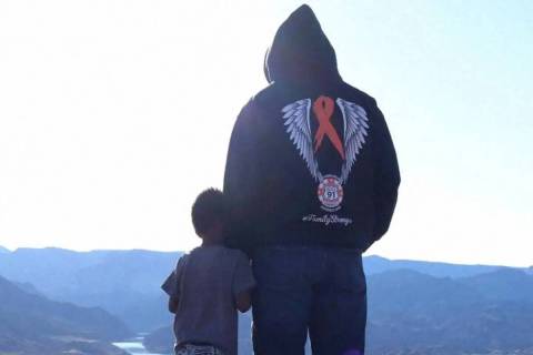 Un superviviente del festival Route 91 Harvest con su hijo (Paramount+)