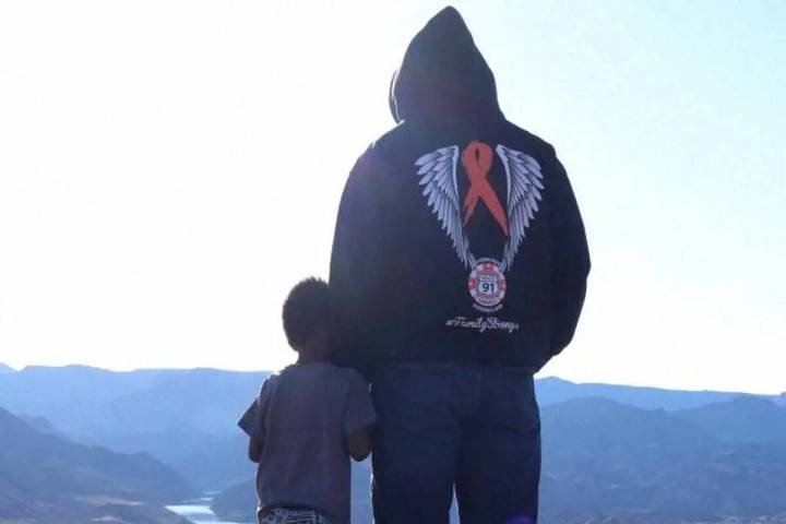 Un superviviente del festival Route 91 Harvest con su hijo (Paramount+)