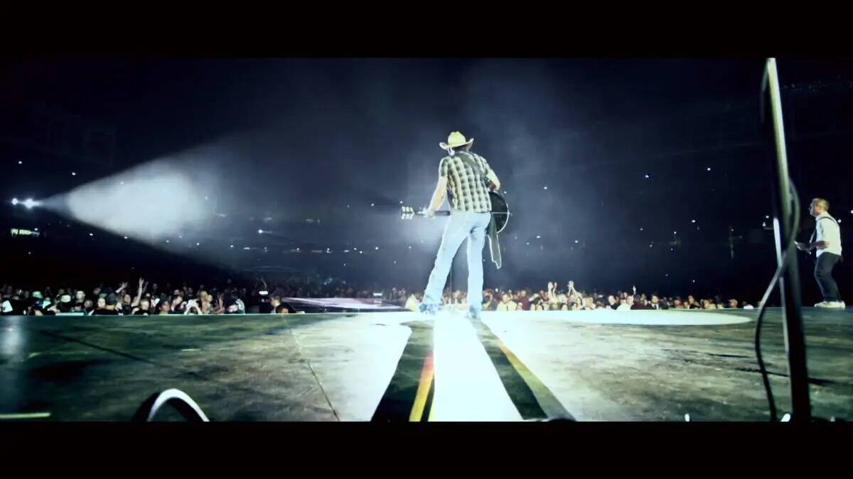 La estrella de country Jason Aldean comienza a presentarse en el escenario momentos antes de qu ...