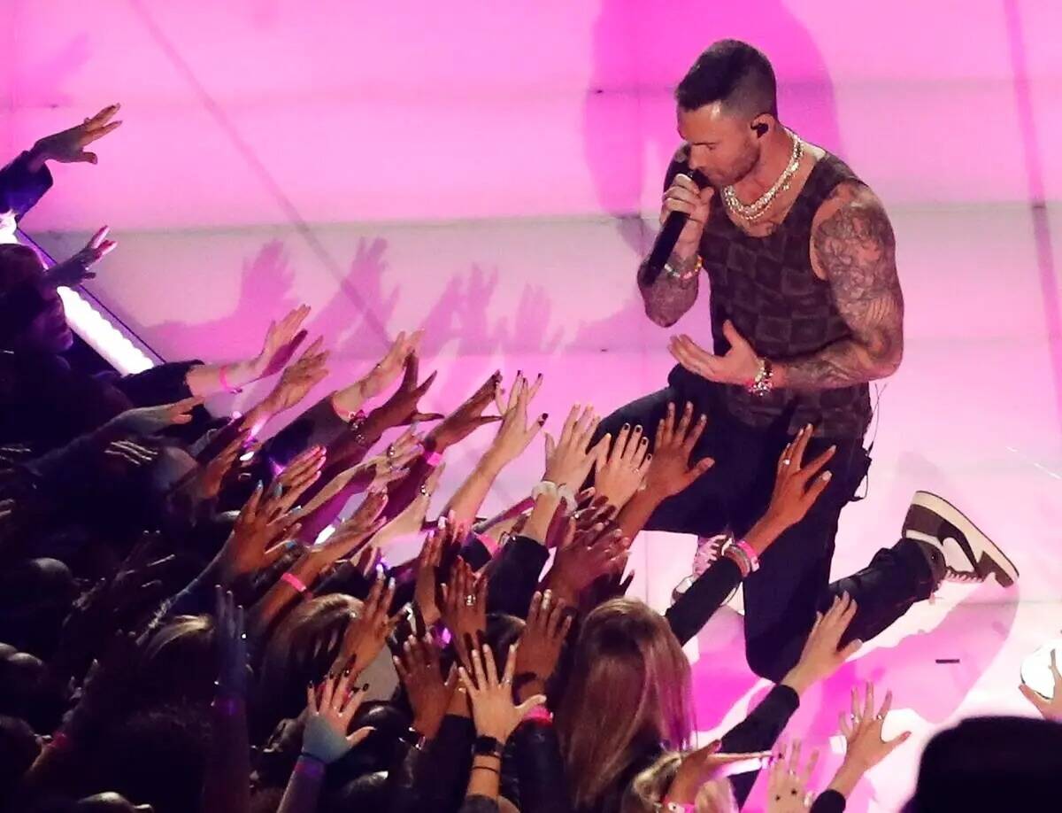 Adam Levine de Maroon 5 se presenta durante el espectáculo de medio tiempo del partido de fút ...