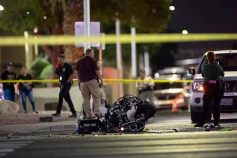 La policía de Las Vegas investiga la escena de un accidente en el que se vio implicado un agen ...