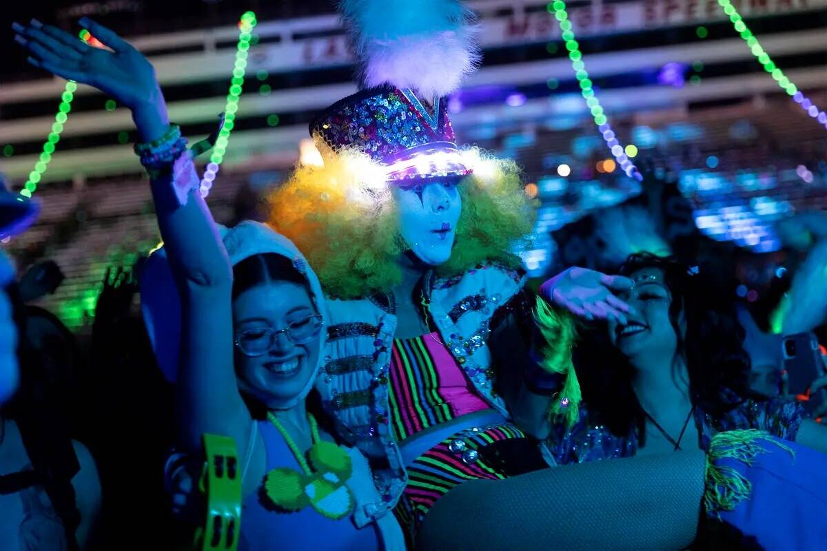 Un Carnevale Clown interactúa con el público en el set de DJ Grimes durante el segundo día d ...