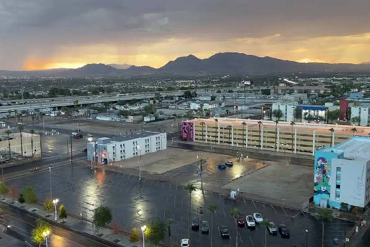 La lluvia, los truenos y los relámpagos golpearon el centro de Las Vegas el miércoles 28 de s ...