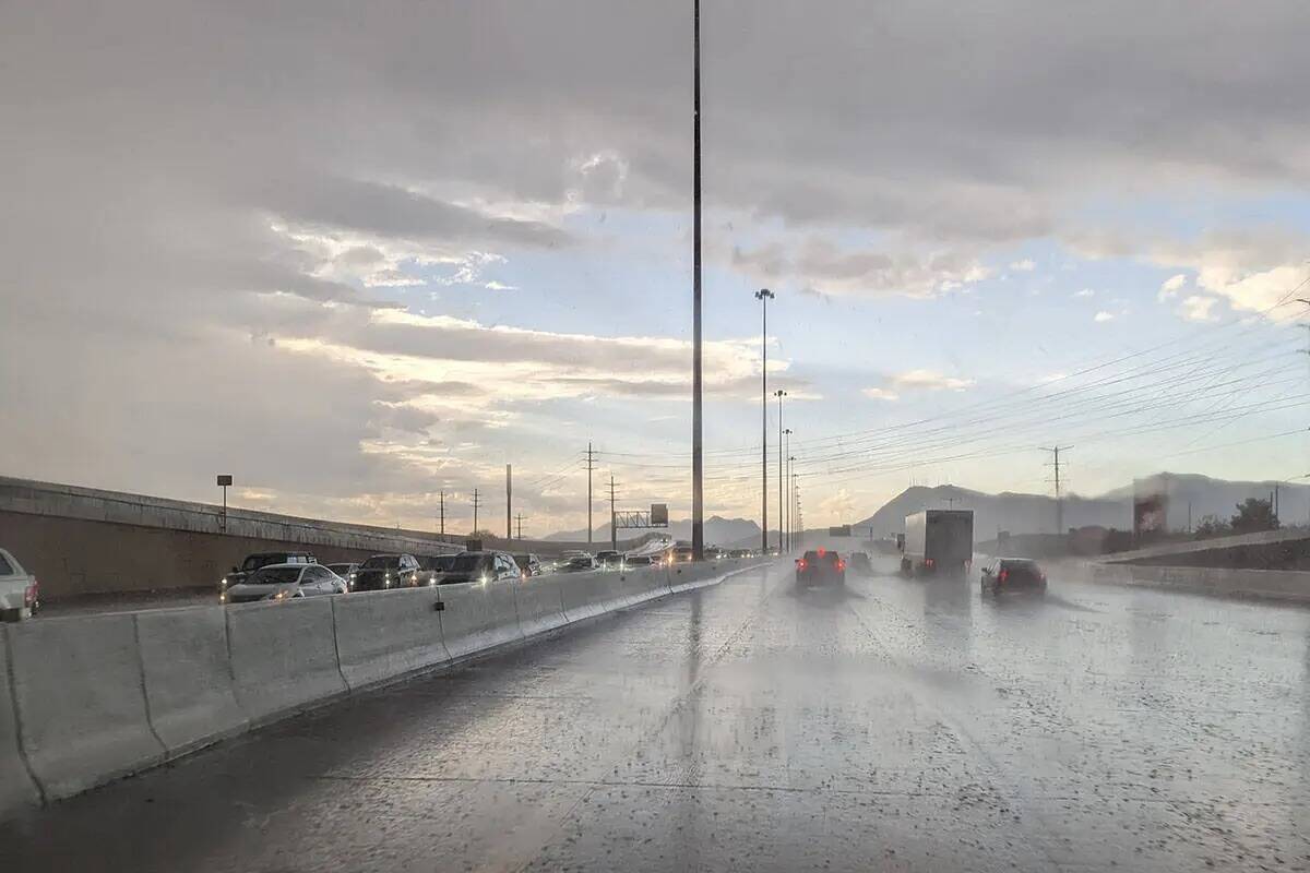 La lluvia recibe a los viajeros el miércoles, 28 de septiembre de 2022, en Las Vegas. (Brett S ...