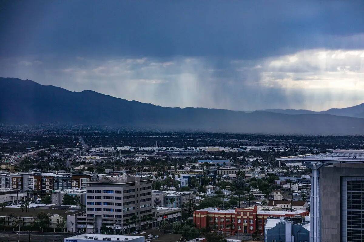La lluvia golpea el centro de Las Vegas visto desde el Centro Regional de Justicia, el miércol ...