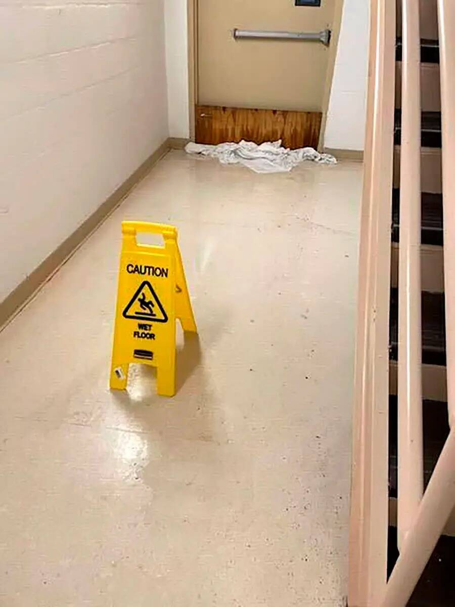 En esta foto otorgada por la doctora Birgit Bodine, se ve un cartel de precaución en un pasill ...
