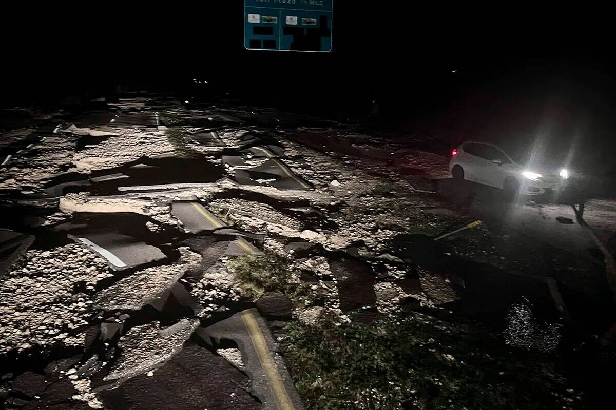 El pavimento justo antes del viaducto a Sanibel dañado por una marea ciclónica del huracán I ...