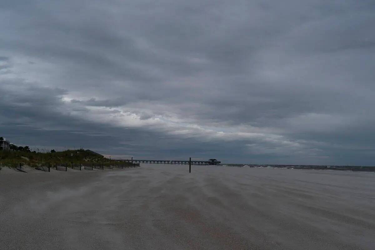 Nubarrones recorren una playa desierta mientras se sienten los efectos del huracán Ian, el jue ...
