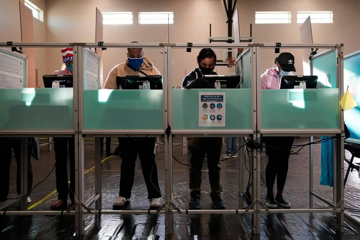 La gente vota en un centro de votación el día de las elecciones, el martes 3 de noviembre de ...