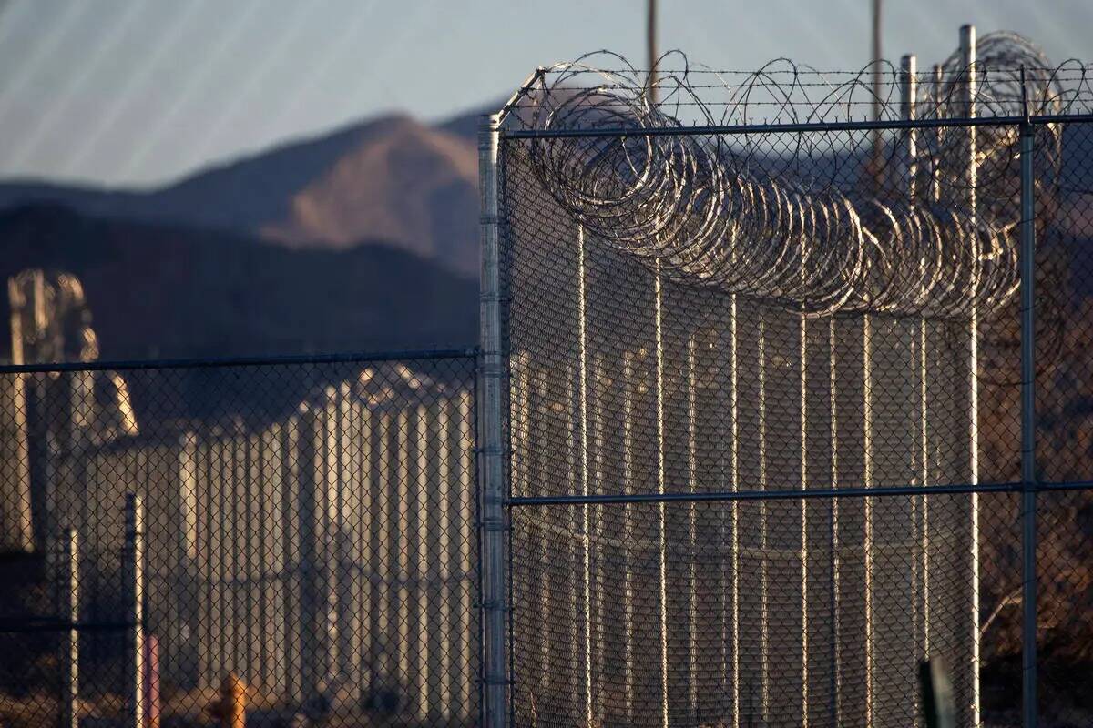 Vallas de púas en el Southern Desert Correctional Center el miércoles 8 de diciembre de 2021, ...