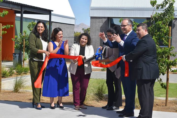 Con una breve ceremonia simbólica de corte inaugural, abren las instalaciones del Centro de Ap ...