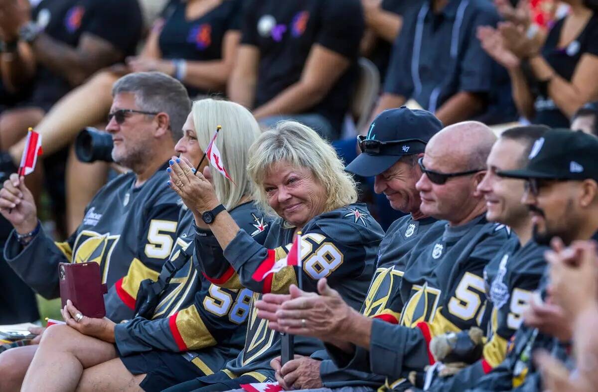 Familiares y amigos de Jordan McIldoon celebran su herencia canadiense durante la Ceremonia de ...