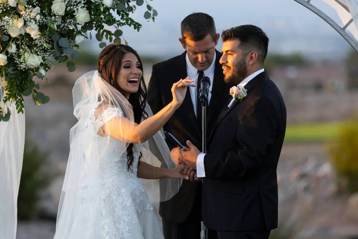 Brittany Castrejon, a la izquierda, se casa con su prometido, Jorge Gonzalez-Calvillo, durante ...