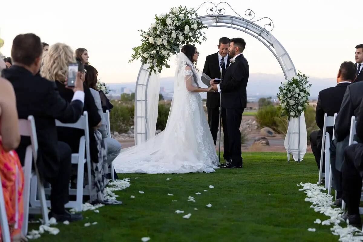 Brittany Castrejon, a la izquierda, se casa con su prometido, Jorge Gonzalez-Calvillo, durante ...
