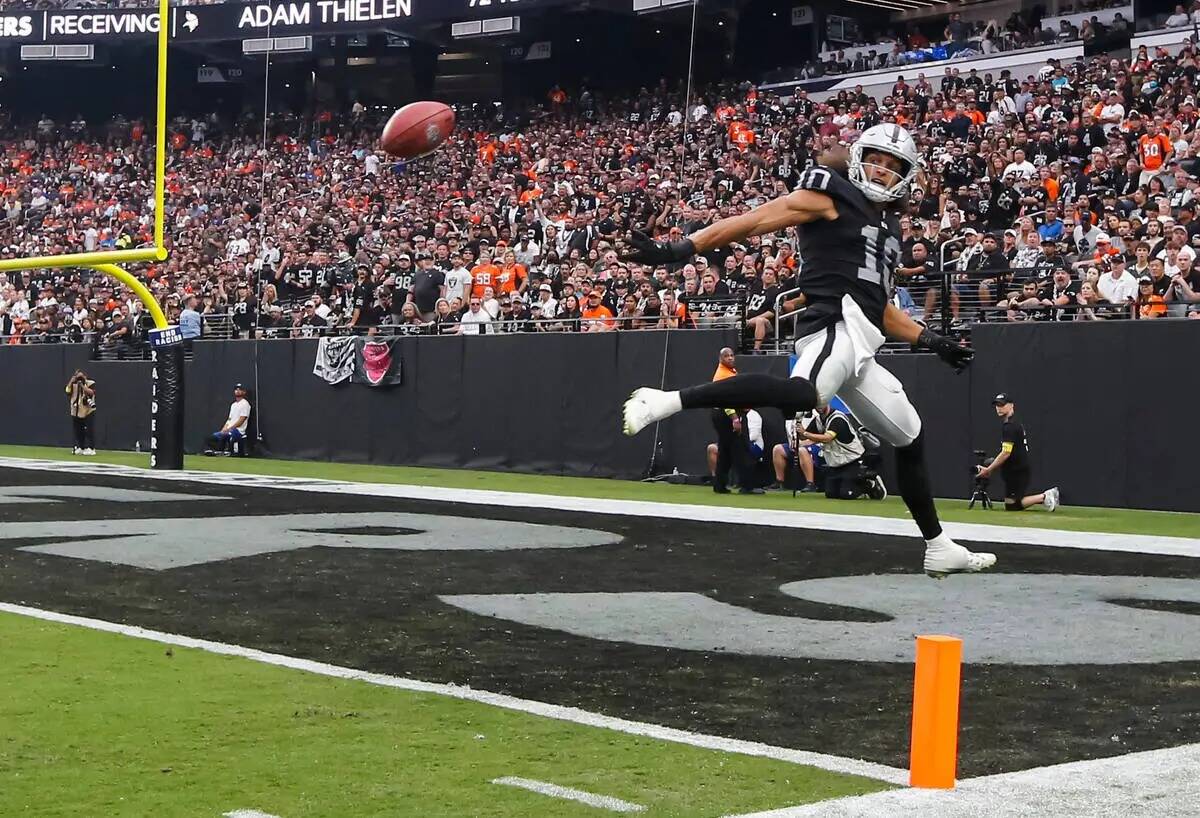 El wide receiver de los Raiders Mack Hollins (10) salta para mantener el balón punteado fuera ...