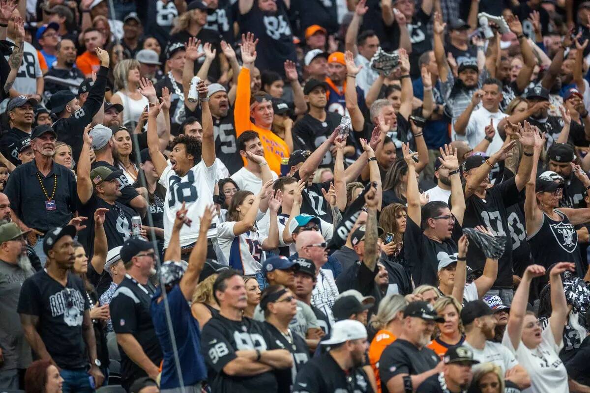 Los fans de los Raiders animan contra los Denver Broncos durante la segunda mitad de su partido ...
