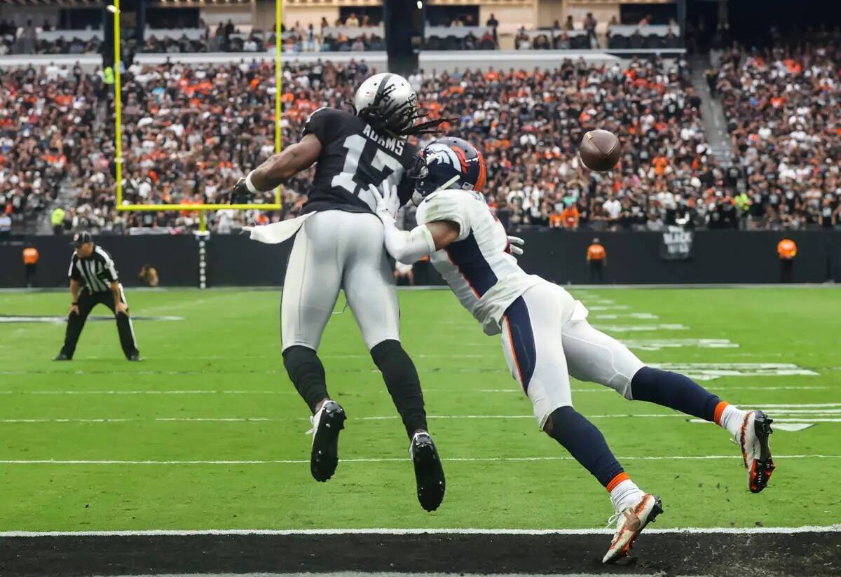 Un pase de touchdown destinado al wide receiver de los Raiders, Davante Adams (17), es interrum ...