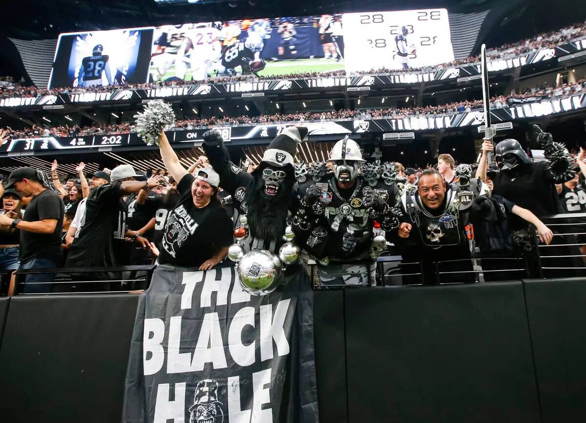 Los fans de los Raiders celebran un touchdown del running back de los Raiders Josh Jacobs, no f ...