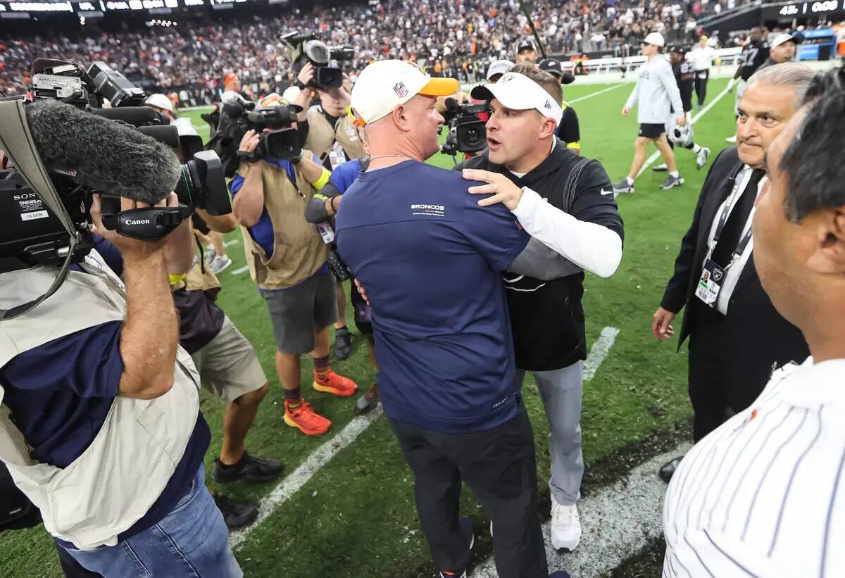 El entrenador de los Raiders, Josh McDaniels, saluda al entrenador de los Denver Broncos, Natha ...
