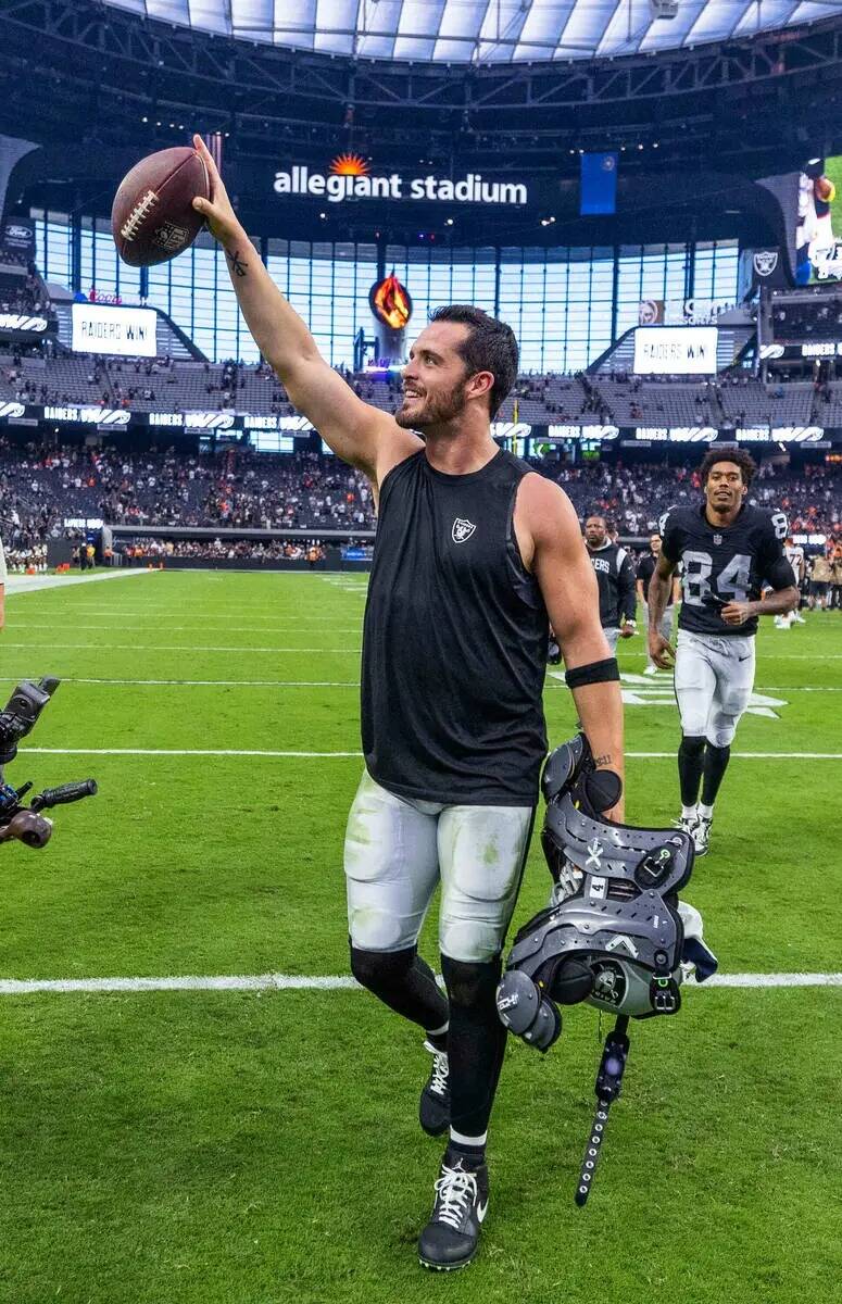 El quarterback de los Raiders, Derek Carr (4), celebra con los fans después de derrotar a los ...