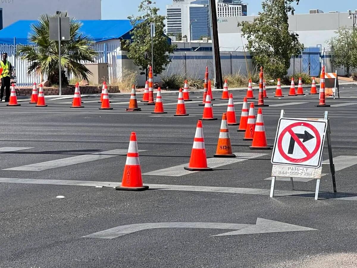 La señal de construcción de la carretera y los conos se alinean en Polaris Avenue el 26 de ag ...