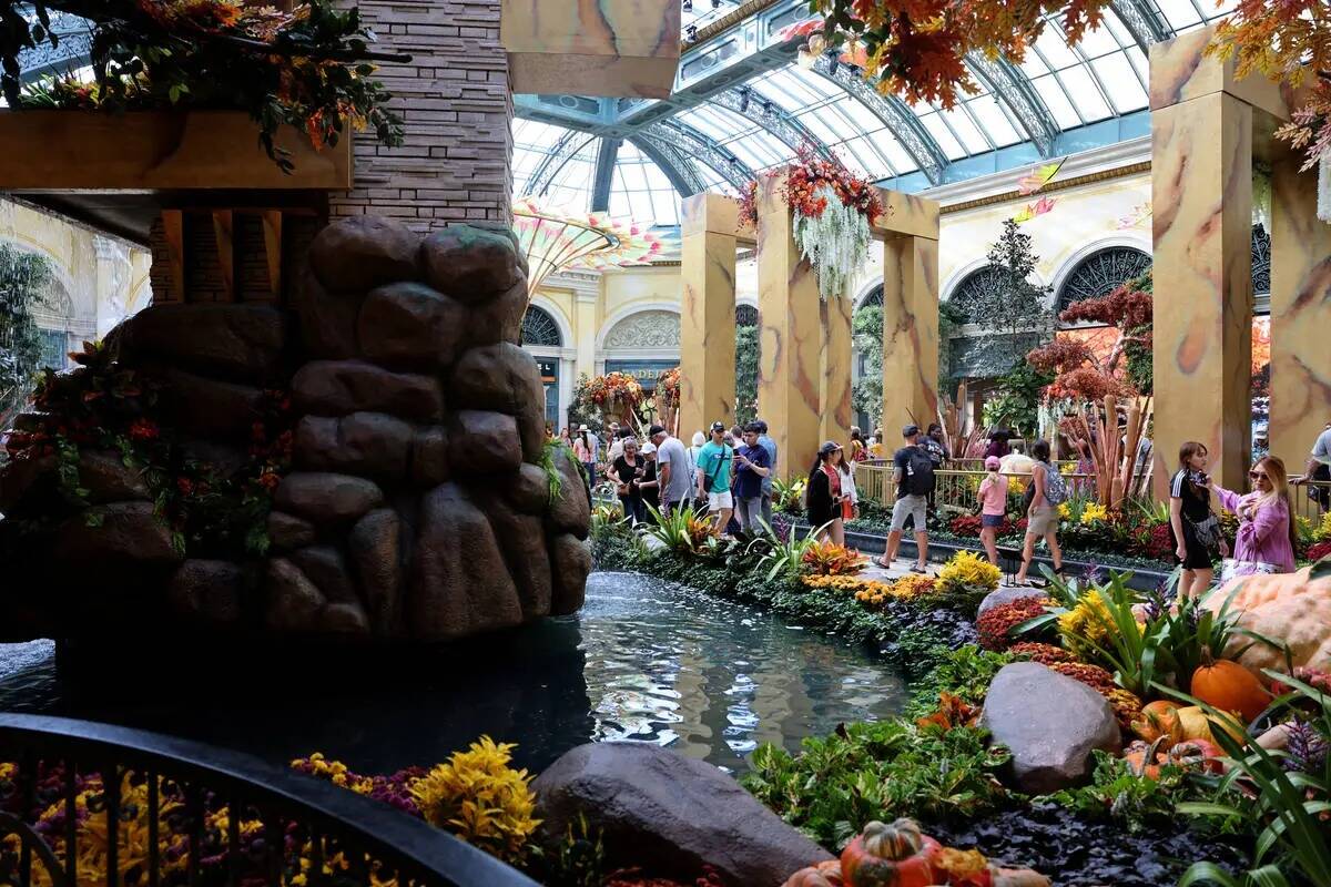 Los visitantes contemplan el "Artfully Autumn" en el Bellagio Conservatory & Botanical Gardens, ...