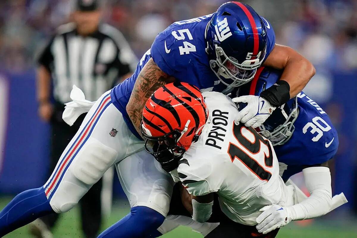 Blake Martinez, de los New York Giants, taclea a Kendric Pryor (19), de los Cincinnati Bengals, ...