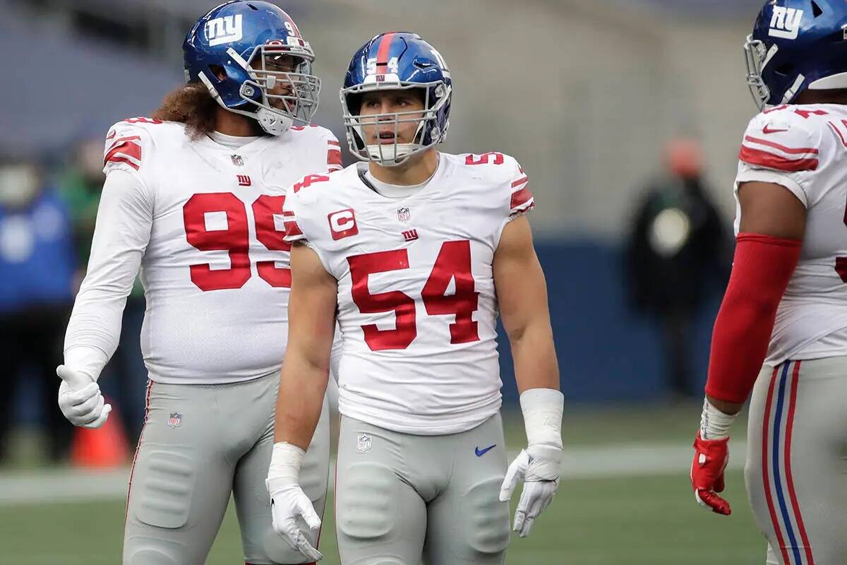 El linebacker interno de los New York Giants, Blake Martinez (54), se encuentra en el campo con ...