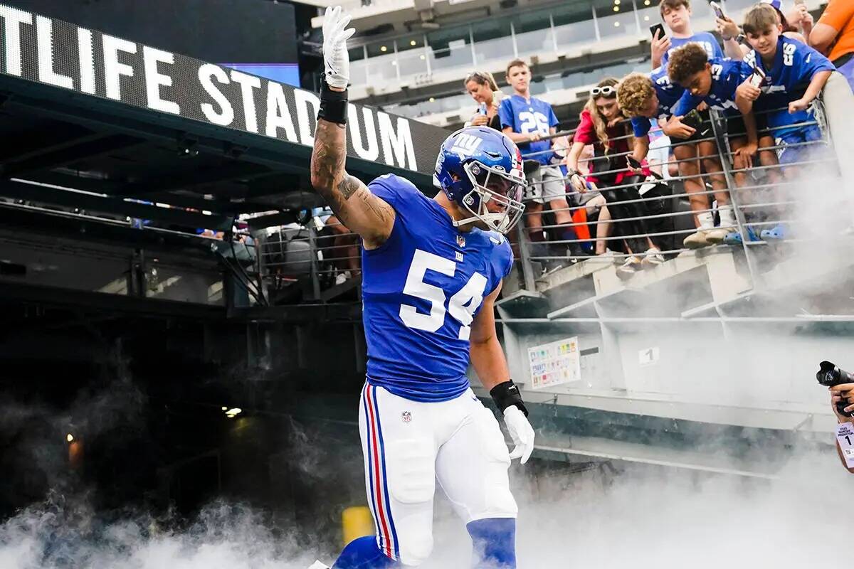El linebacker de los New York Giants, Blake Martinez (54), hace un gesto a los fans mientras sa ...