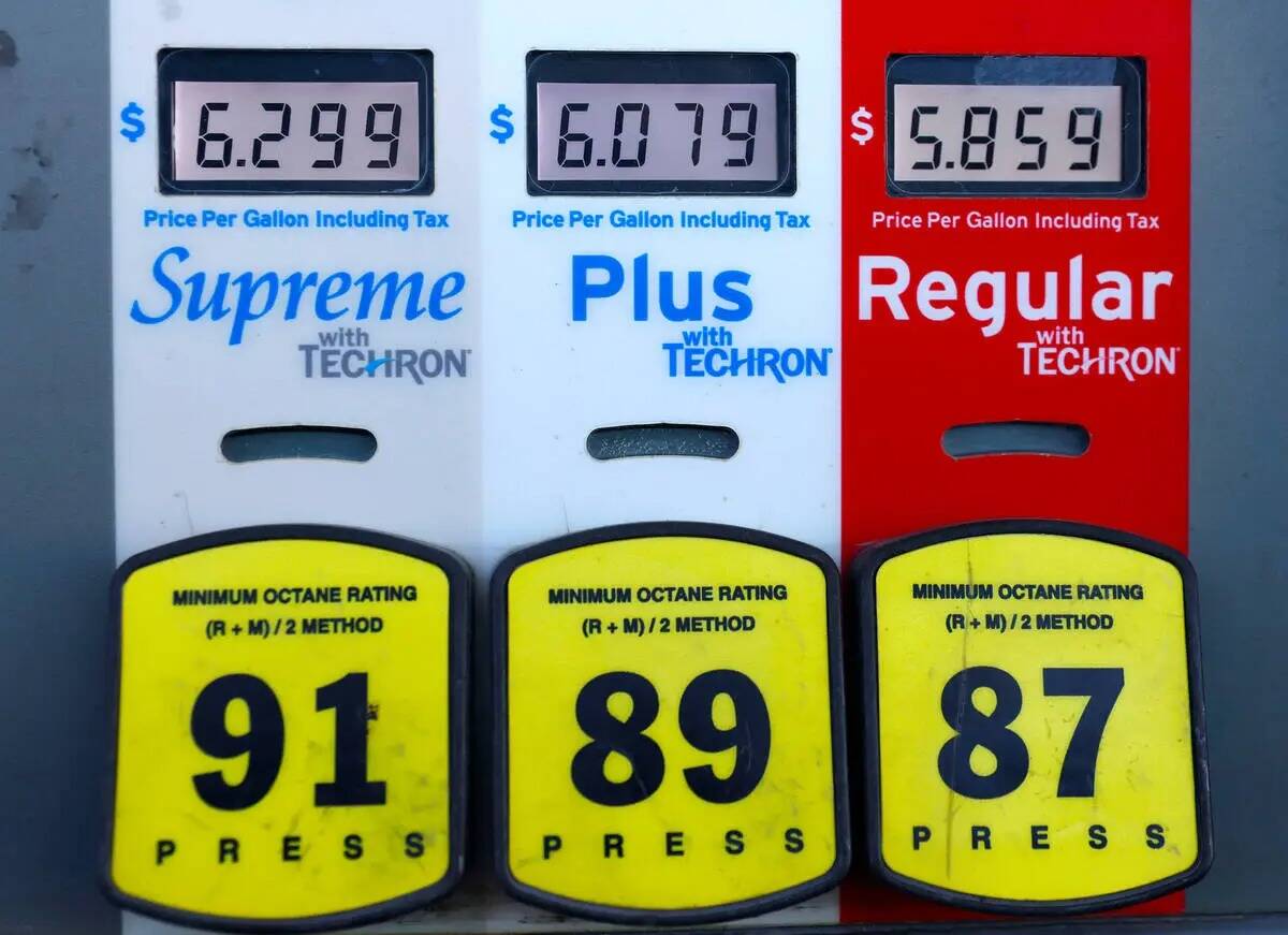 Los precios de la gasolina en Chevron, el martes 4 de octubre de 2022, en Las Vegas. (Bizuayehu ...