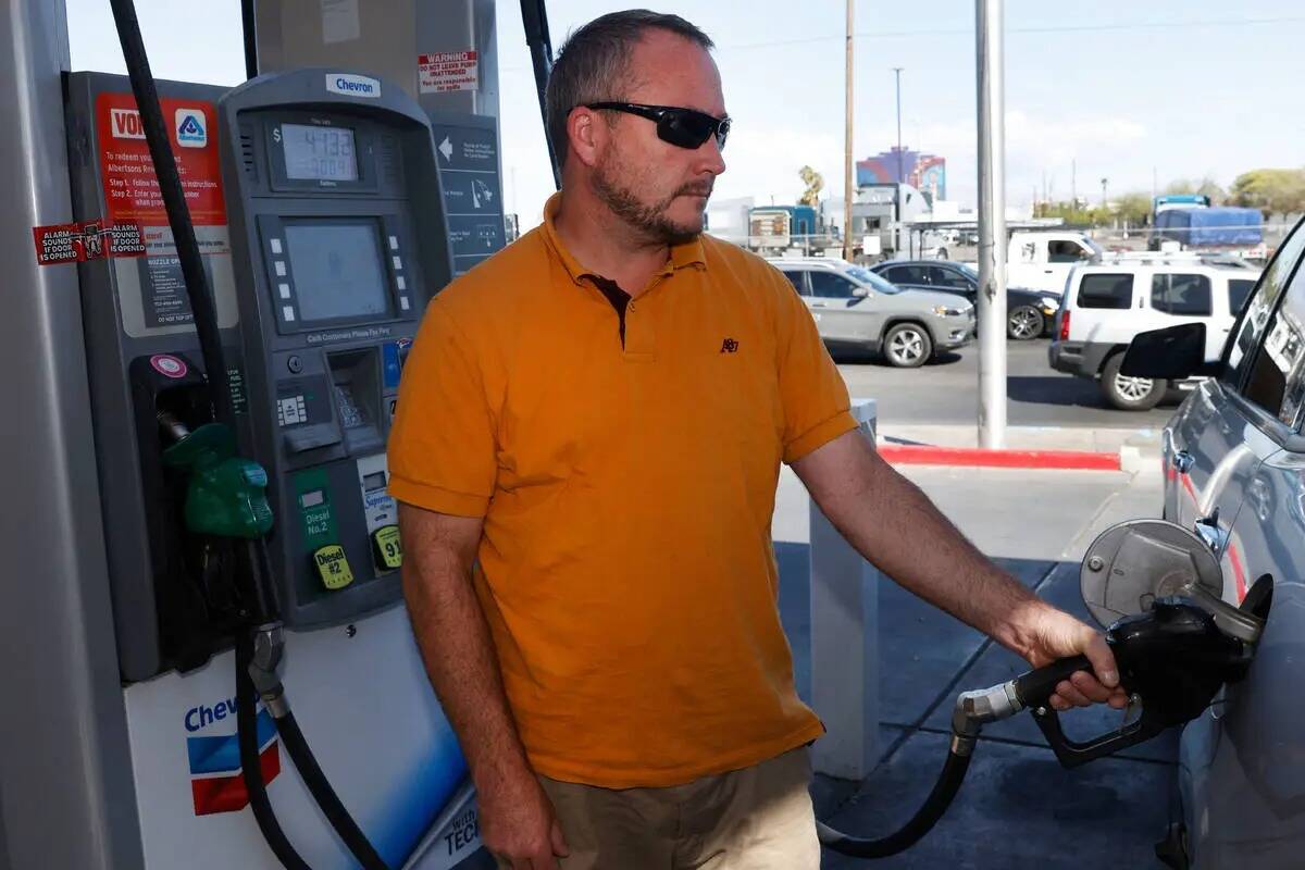 Steve LeFevre bombea gasolina en Chevron, el martes 4 de octubre de 2022, en Las Vegas. (Bizuay ...