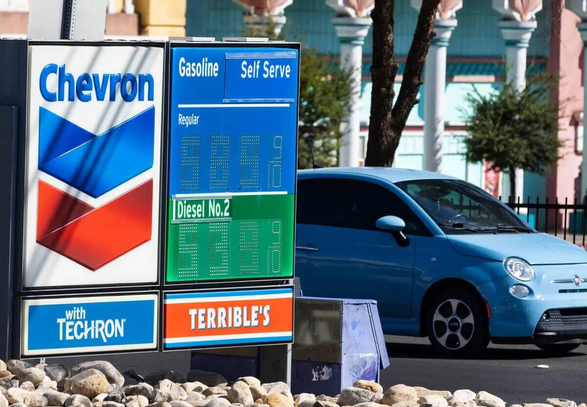 Los precios de la gasolina en Chevron, el martes 4 de octubre de 2022, en Las Vegas. (Bizuayehu ...
