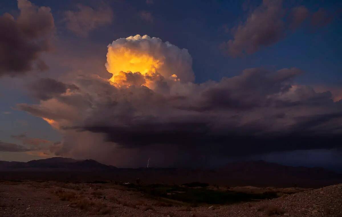 Los relámpagos estallan mientras una tormenta monzónica se desplaza por el valle el jueves 11 ...