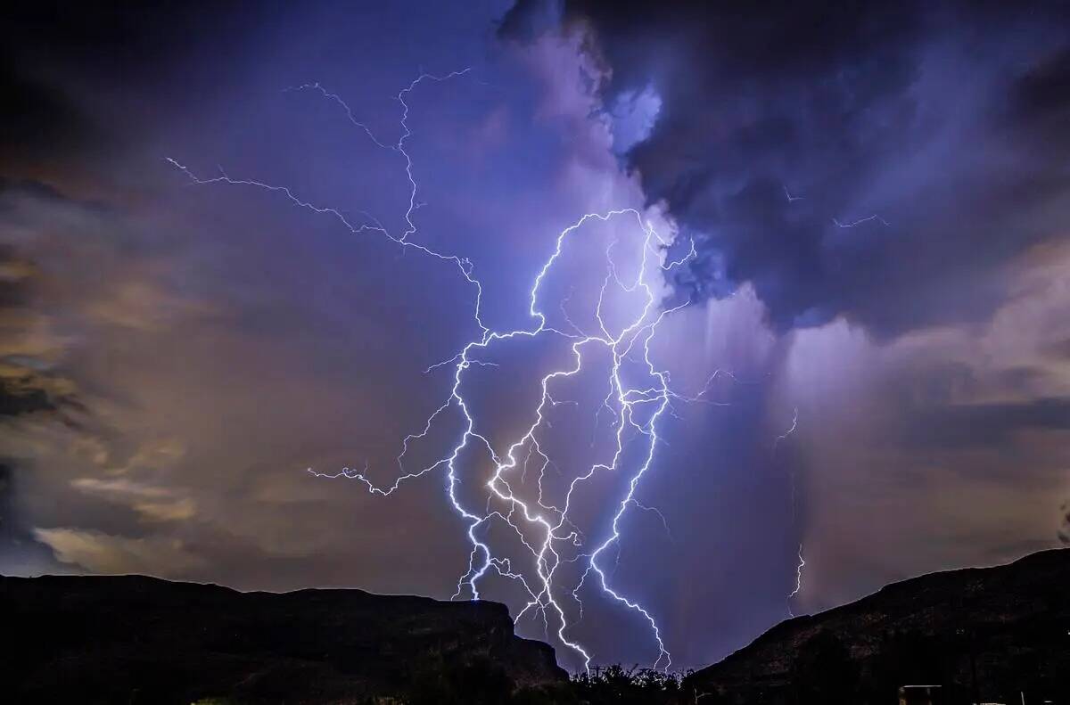 En esta foto por Dakota Snider, se ve una tormenta eléctrica desde la Highway 159 sobre Las Ve ...