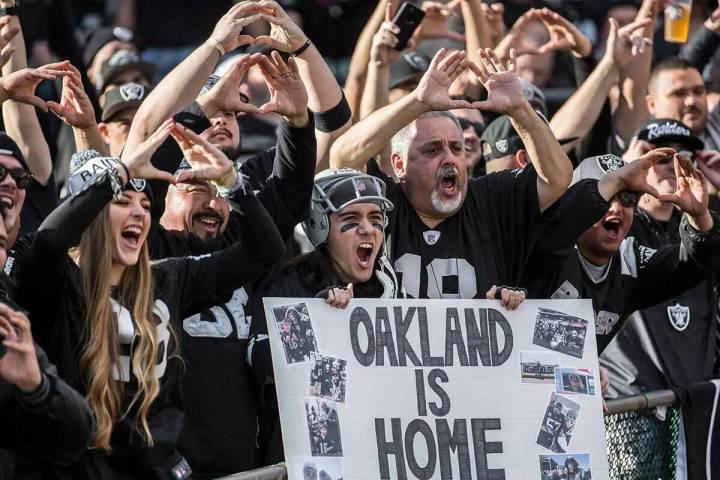 Los aficionados de los Raiders animan a Oakland durante un partido de fútbol americano de la N ...