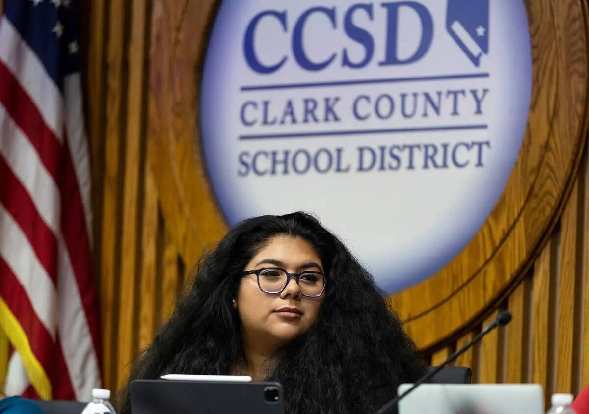 Irene Cepeda, miembro del Consejo Escolar del Condado Clark, participa durante una reunión del ...