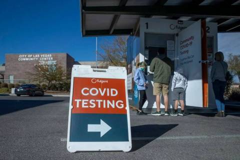 La gente espera y es atendida para las pruebas de COVID-19 en Veterans Memorial Community Cente ...