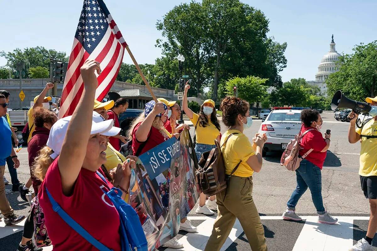 Activistas conocidos como "dreamers" se manifiestan en apoyo al programa de Acción Diferida pa ...