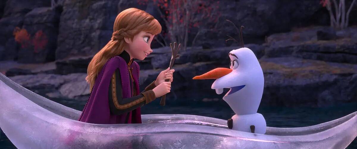 Esta imagen publicada por Disney muestra a los personajes Anna, a la que da voz Kristen Bell, y ...